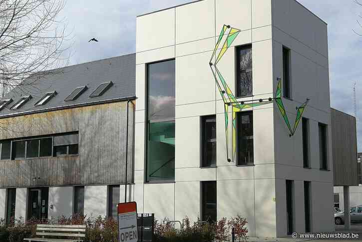 Glaskunstwerk zet gebouw CGG in het licht