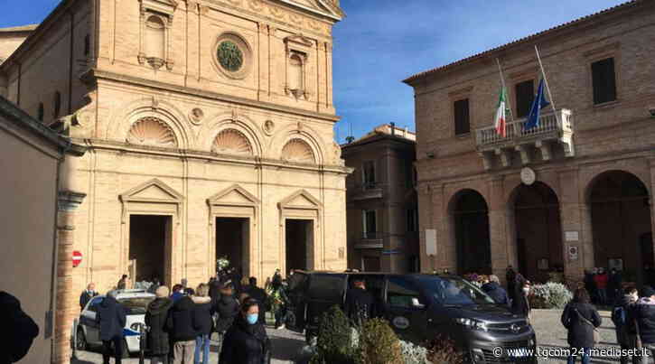 A Fermo l'addio a Giuseppe morto a 16 anni durante uno stage: "Ora gioca a calcio nella squadra di Dio" - TGCOM