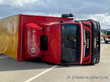 B300 bei Aichach | Windböe legt Lastwagen mit Anhänger um | Presse Augsburg - Presse Augsburg