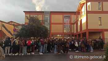 Blitz all'alba nel liceo di Pontedera: «Scuola occupata». Ma la protesta fallisce e scatta la denuncia - Il Tirreno
