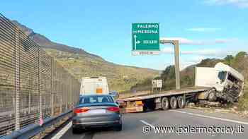 Incidente sulla Palermo-Catania, tir finisce fuori strada a Scillato - PalermoToday