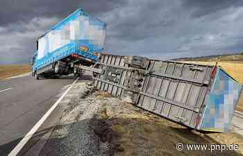 Lkw-Anhänger auf B12 im Landkreis Passau umgestürzt - B12 - Passauer Neue Presse