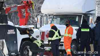 Police move in on protesters in Ottawa