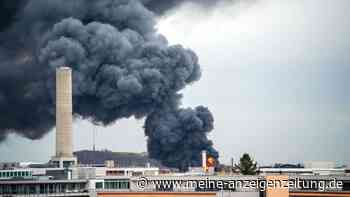 Inferno in Freimann: Halle geht in Flammen auf – Rauchsäule über der Stadt