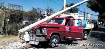 Se impacta camión materialista contra poste de luz en Cuernavaca - Diario de Morelos