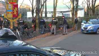 Modena, blitz della polizia: chiuso parco XXII aprile e controlli per tutti Scattano denunce, espulsioni e fogli di via - La Gazzetta di Modena