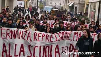 Parma, studenti in corteo: "Basta con l'alternanza scuola-lavoro che sfrutta e uccide" - La Repubblica