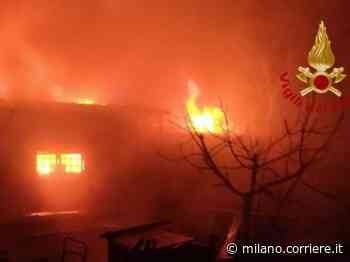 Cava Manara, maxi incendio distrugge il capannone di un’azienda a Torre de’ Torti - Corriere della Sera