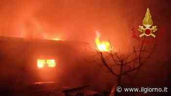 Cava Manara: capannone completamente distrutto dalle fiamme - IL GIORNO