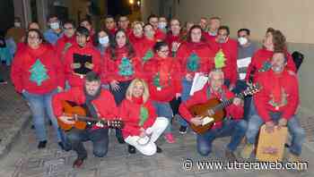 El coro de la asociación APDIS de Utrera llevó sus villancicos a la casa hermandad de Los Aceituneros (con video) - UTRERAWeb