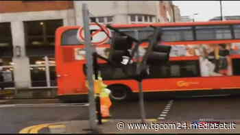 Maltempo, massimo grado di allerta in Gb per la tempesta Eunice - TGCOM