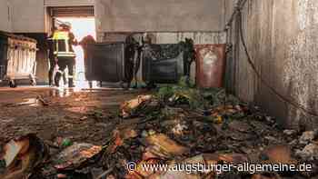 Feuerwehr löscht brennende Mülltonnen in Oberhausen