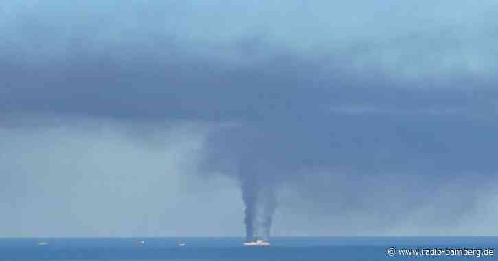 Fähre brennt weiter – Suche nach Vermissten ohne Ergebnis