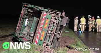 Vuilniswagen kantelt in de gracht in Pittem door spekgladde weg - VRT NWS