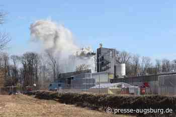 Neuburg | Flammen schlagen meterhoch aus Schornstein von Recycling-Betrieb | Presse Augsburg - Presse Augsburg