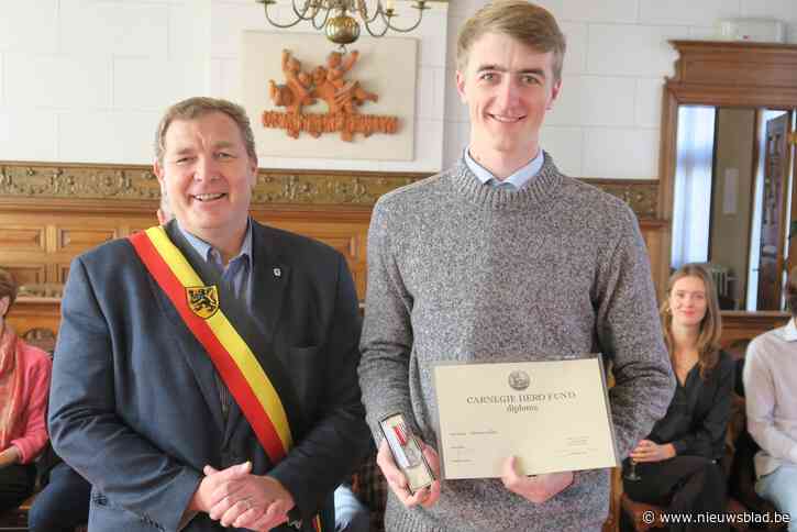 De meest bescheiden held ooit: Jules (20) probeerde man met koersfiets uit ijskoud water te redden