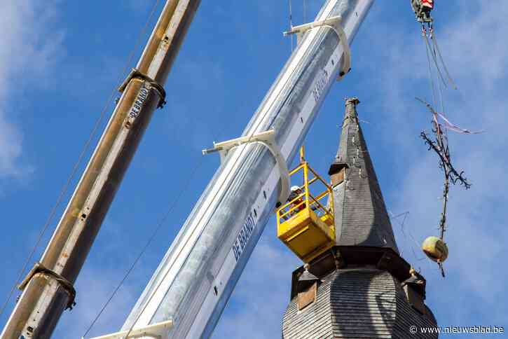 Kruisbeeld dat aan kerktoren bengelt weggehaald: “Een huzarenstukje op 60 meter hoogte en in de volle wind”