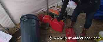 EN IMAGES | Un camp de ravitaillement rempli d’objets dangereux à Ottawa