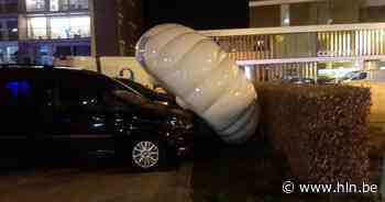 Kunstwerk 'Puff Marshie' belandt op geparkeerde wagens en moet getakeld worden - Het Laatste Nieuws