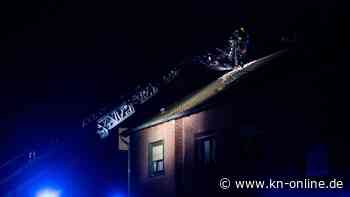 Mitten im Sturm: Hausbesitzer ruft Feuerwehr, weil vier Dachziegel weggeweht wurden