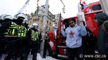 Area in front of Parliament Hill cleared as police push protesters south