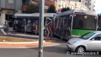 Autobus snodato nuovamente bloccato nella rotatoria tra viale Marconi e via Marco Polo-via Conte di Ruvo - IlPescara