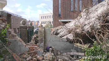 Kerkmuurtje redt carnavalsmuseum door val van omgewaaide boom te breken - RTV Oost