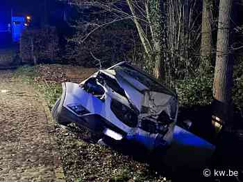 Bestuurder zwaargewond na klap tegen boom in Vladslo, passagier lichtgewond - KW.be - KW.be
