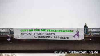 Fulda: Abseilaktion auf A7 - Aktivisten blockieren Autobahn - Fuldaer Zeitung