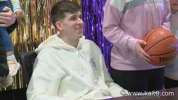 Lakers' Austin Reaves holds autograph signing in Jonesboro - KAIT