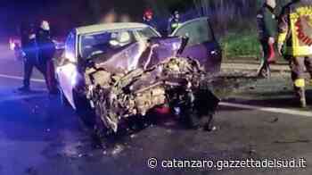 Terribile scontro tra auto nella notte a Crotone: due feriti trasportati in ospedale FOTO | VIDEO - Gazzetta del Sud - Edizione Catanzaro, Crotone, Vibo