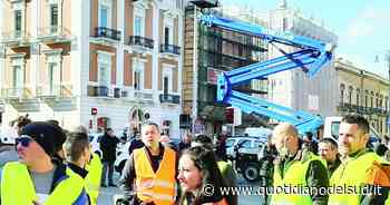 La protesta degli edili a Bari: «i nostri cantieri sono bloccati» - Quotidiano del Sud