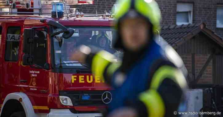Fünf geparkte Autos in Flammen: Historisches Haus beschädigt