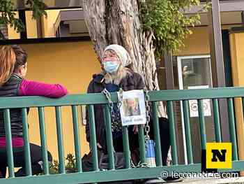 Si incatena fuori dall'Airoldi e Muzzi: "Libertà per Carlo Gilardi" - Lecco Notizie