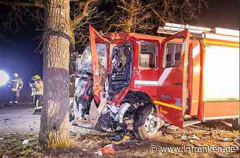 Feuerwehrauto prallt gegen Baum