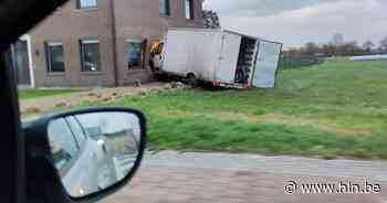 Vrachtwagen boort zich in zijgevel woning, geen gewonden - Het Laatste Nieuws