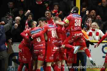 📷 Fans van KV Kortrijk pakken bord van afrit Waregem aan na derbyzege