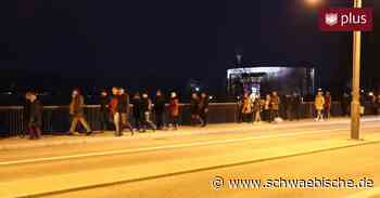 Rund 140 Menschen demonstrieren in Lindau gegen die Corona-Schutzmaßnahmen - Schwäbische