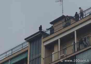 CRONACA – Chieri, sale sul tetto di un palazzo e minaccia di buttarsi. Ragazzina salvata da carabinieri e vigili del fuoco - CentoTorri