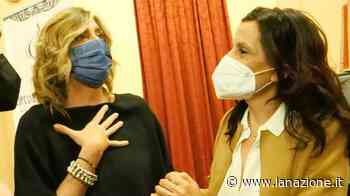 Myrta Merlino, abbraccio con la mamma dell'operaia morta a Prato: fuori cartelli no vax - LA NAZIONE