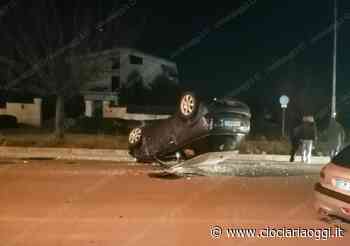 Incidente all'alba, scontro tra due auto: una si ribalta. Momenti di paura - ciociariaoggi.it