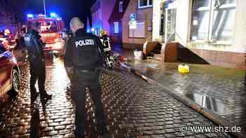 Täter auf der Flucht: Unbekannter verübt Brandanschlag auf Mehrfamilienhaus in Heide | shz.de - shz.de