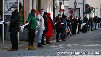 250 Menschen bilden 1000 Meter lange Menschenkette durch Rosenheim als Zeichen der Solidarität