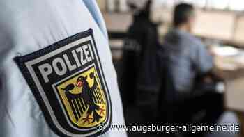 Offene Hose, ohne Maske: Mann beleidigt Zugbegleiterin und pinkelt auf Sitz