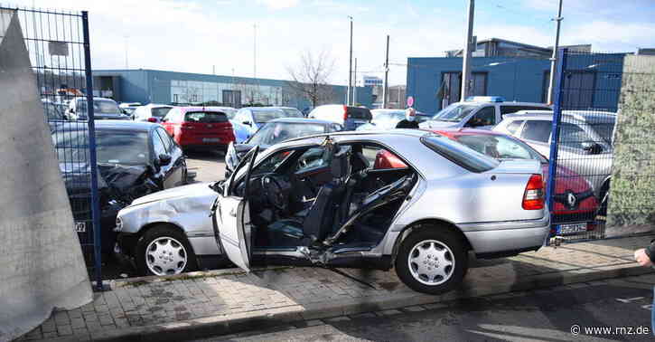 Mannheim:  84-jährige Autofahrerin durchbricht Metallzaun auf RNV-Gelände