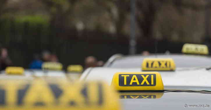 Mannheim:  Taxi fährt Fußgängerin über den Fuß