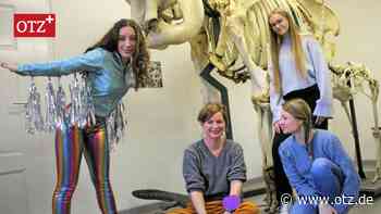 Theaterstück führt durch das Institut der Zoologie: Betrachtungen in Jena zum dicken, toten Mops - Ostthüringer Zeitung