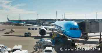Man (22) gaat door het lint op vlucht naar Curaçao, mishandelt zijn vader en een steward - De Gelderlander