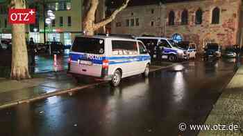 Hunderte Menschen gehen in Jena für und gegen die Coronamaßnahmen auf die Straße