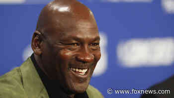 NBA All-Star crowd erupts at sight of Michael Jordan
